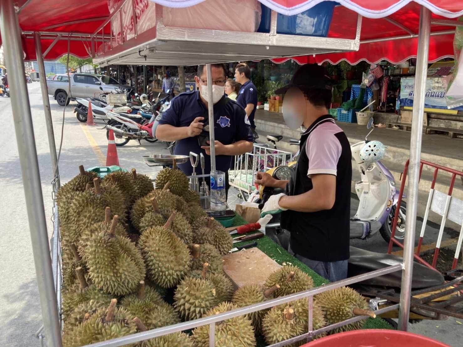 พาณิชย์”จับพ่อค้าต่างชาติ แอบขายทุเรียนโกงน้ำหนักครึ่งกิโล  ส่งตำรวจดำเนินคดีทันที